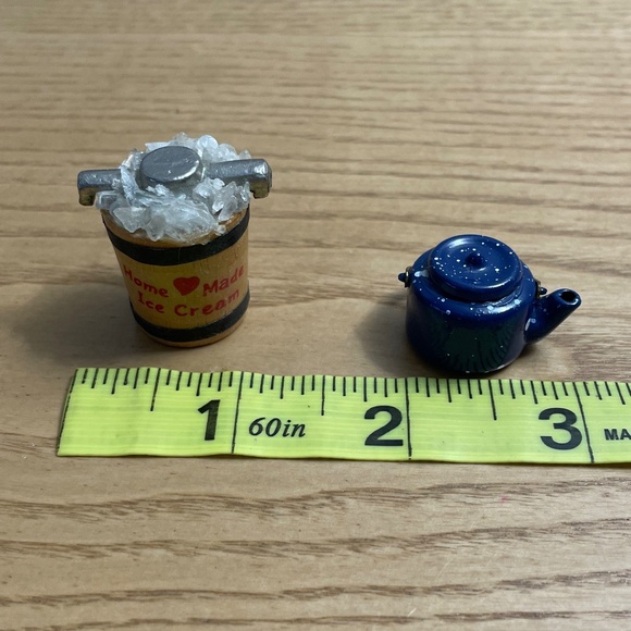 Vintage Dollhouse Miniature Tea Kettle & Ice Cream Maker Churn Blue Spatterware - Picture 8 of 9